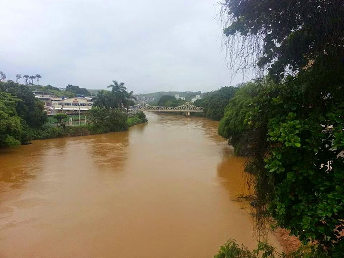 Após chuvas, Rio Pomba ultrapassa cota de inundação e pode refletir nos municípios de Cataguases (MG), Santo Antônio de Pádua (RJ) e Aperibé (RJ)